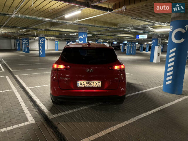 Красный Хендай Туксон, объемом двигателя 2 л и пробегом 95 тыс. км за 21500 $, фото 4 на Automoto.ua