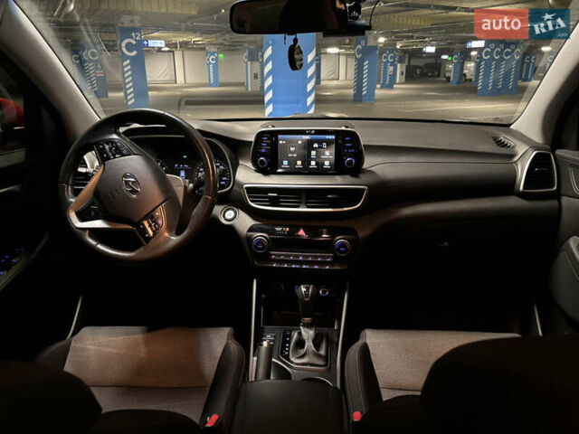 Красный Хендай Туксон, объемом двигателя 2 л и пробегом 95 тыс. км за 21500 $, фото 17 на Automoto.ua