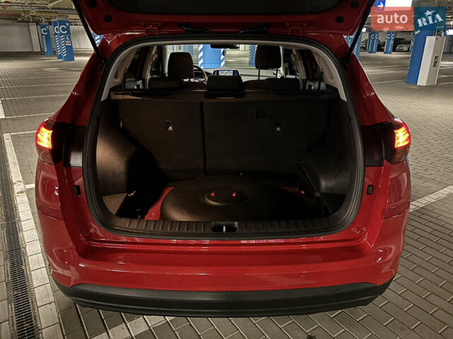 Красный Хендай Туксон, объемом двигателя 2 л и пробегом 95 тыс. км за 21500 $, фото 14 на Automoto.ua