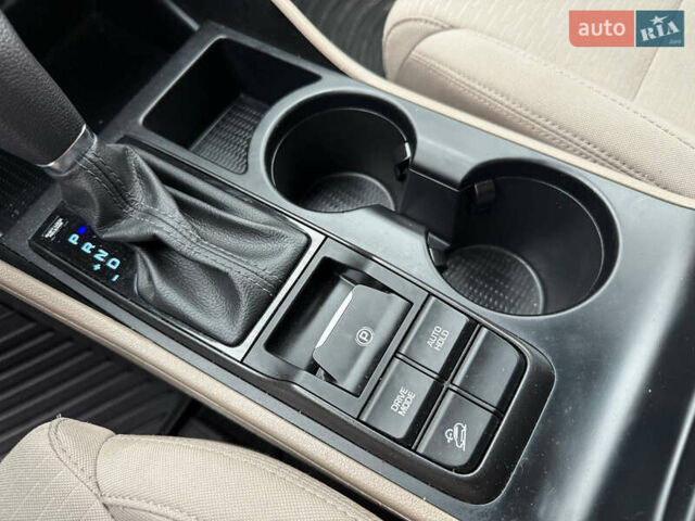 Красный Хендай Туксон, объемом двигателя 0 л и пробегом 175 тыс. км за 18900 $, фото 12 на Automoto.ua