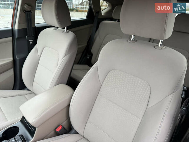 Красный Хендай Туксон, объемом двигателя 0 л и пробегом 175 тыс. км за 19900 $, фото 17 на Automoto.ua