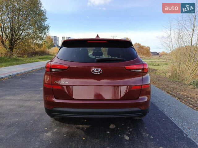 Красный Хендай Туксон, объемом двигателя 2 л и пробегом 97 тыс. км за 20000 $, фото 5 на Automoto.ua