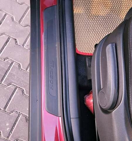 Красный Хендай Туксон, объемом двигателя 2 л и пробегом 94 тыс. км за 19500 $, фото 29 на Automoto.ua