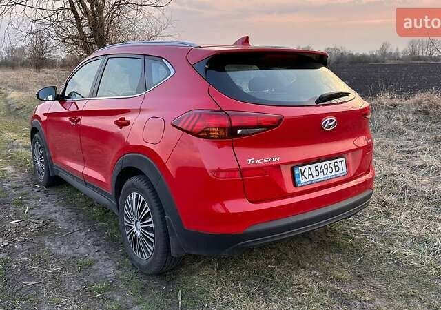 Красный Хендай Туксон, объемом двигателя 2 л и пробегом 68 тыс. км за 22000 $, фото 2 на Automoto.ua