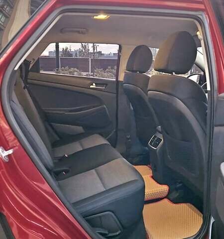 Красный Хендай Туксон, объемом двигателя 2 л и пробегом 94 тыс. км за 19500 $, фото 25 на Automoto.ua