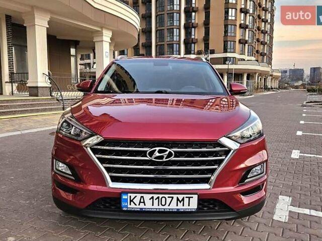 Красный Хендай Туксон, объемом двигателя 2 л и пробегом 94 тыс. км за 19500 $, фото 1 на Automoto.ua