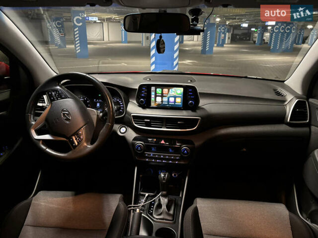 Красный Хендай Туксон, объемом двигателя 2 л и пробегом 95 тыс. км за 21500 $, фото 16 на Automoto.ua