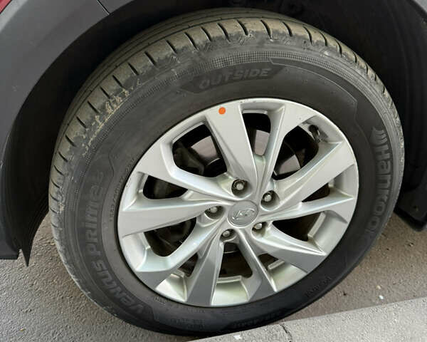 Красный Хендай Туксон, объемом двигателя 2 л и пробегом 75 тыс. км за 22500 $, фото 5 на Automoto.ua