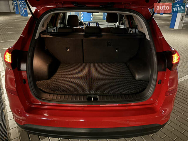 Красный Хендай Туксон, объемом двигателя 2 л и пробегом 95 тыс. км за 21500 $, фото 13 на Automoto.ua