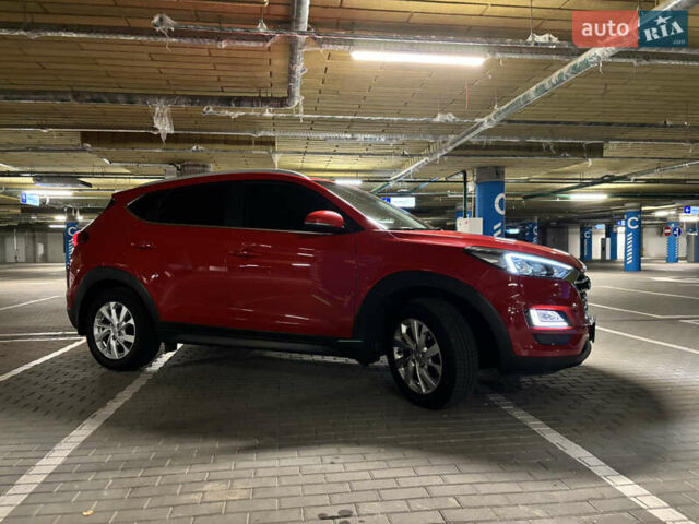 Красный Хендай Туксон, объемом двигателя 2 л и пробегом 95 тыс. км за 21500 $, фото 2 на Automoto.ua