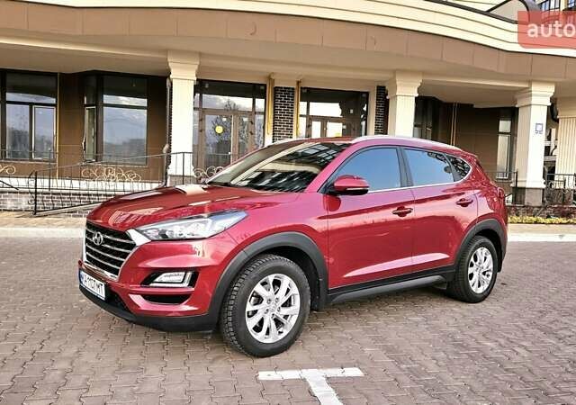 Красный Хендай Туксон, объемом двигателя 2 л и пробегом 94 тыс. км за 19500 $, фото 2 на Automoto.ua