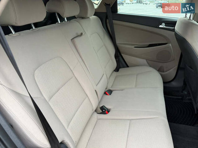 Красный Хендай Туксон, объемом двигателя 0 л и пробегом 175 тыс. км за 18900 $, фото 15 на Automoto.ua