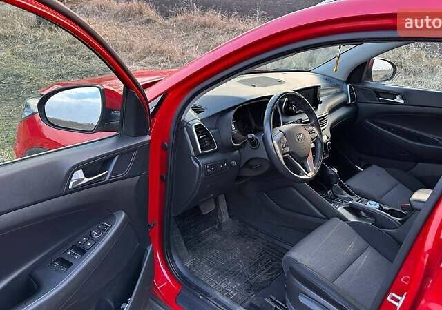 Красный Хендай Туксон, объемом двигателя 2 л и пробегом 68 тыс. км за 22000 $, фото 10 на Automoto.ua