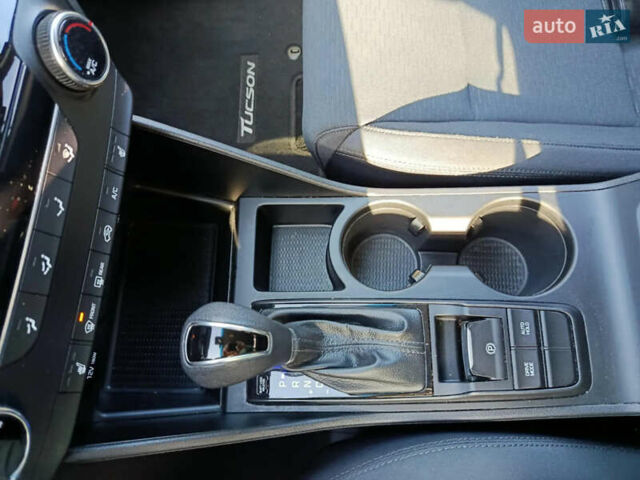 Красный Хендай Туксон, объемом двигателя 2 л и пробегом 97 тыс. км за 20000 $, фото 15 на Automoto.ua