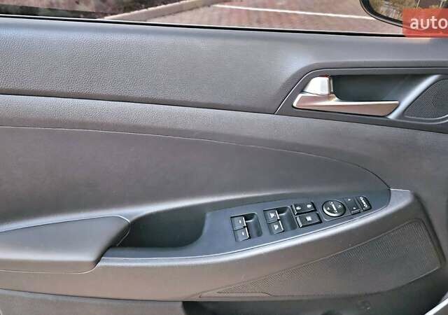 Красный Хендай Туксон, объемом двигателя 2 л и пробегом 94 тыс. км за 19500 $, фото 18 на Automoto.ua