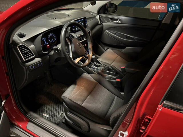 Красный Хендай Туксон, объемом двигателя 2 л и пробегом 95 тыс. км за 21500 $, фото 10 на Automoto.ua