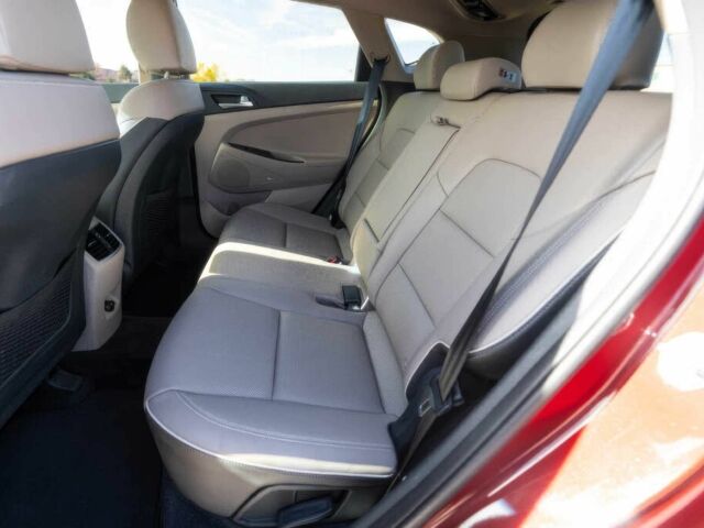 Красный Хендай Туксон, объемом двигателя 2 л и пробегом 45 тыс. км за 14000 $, фото 20 на Automoto.ua