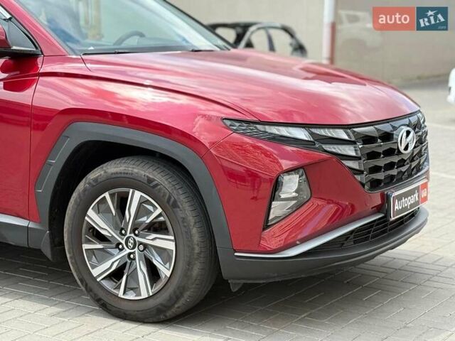 Красный Хендай Туксон, объемом двигателя 2 л и пробегом 26 тыс. км за 28940 $, фото 5 на Automoto.ua