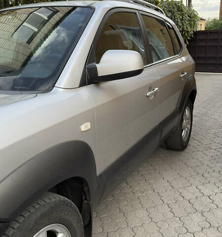 Хендай Туксон, объемом двигателя 2 л и пробегом 208 тыс. км за 6700 $, фото 6 на Automoto.ua