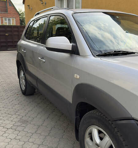 Хендай Туксон, объемом двигателя 2 л и пробегом 208 тыс. км за 6700 $, фото 3 на Automoto.ua