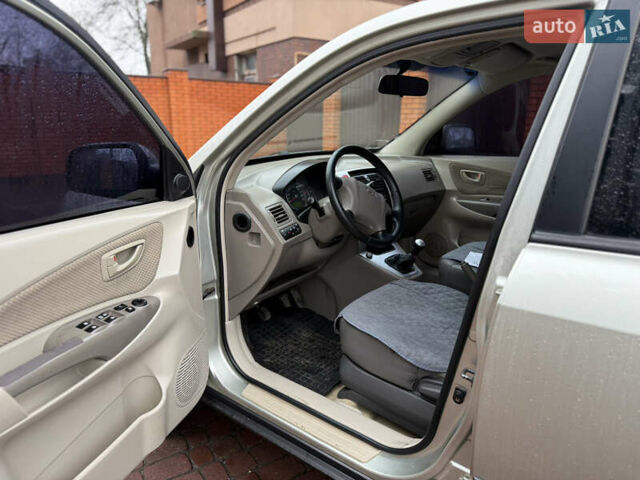 Хендай Туксон, объемом двигателя 2 л и пробегом 248 тыс. км за 7300 $, фото 6 на Automoto.ua