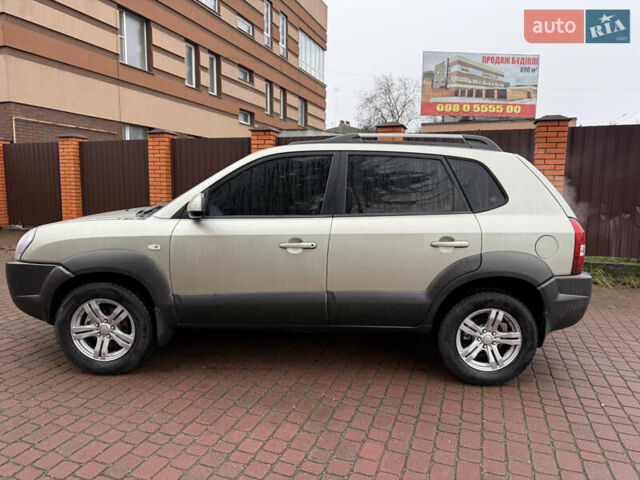 Хендай Туксон, объемом двигателя 2 л и пробегом 248 тыс. км за 7300 $, фото 4 на Automoto.ua