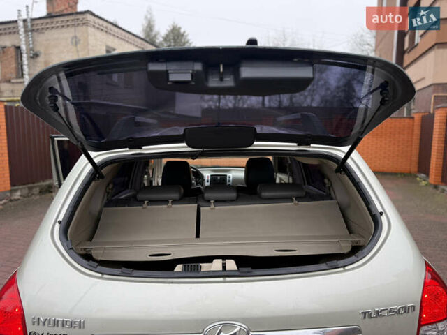 Хендай Туксон, объемом двигателя 2 л и пробегом 248 тыс. км за 7300 $, фото 13 на Automoto.ua