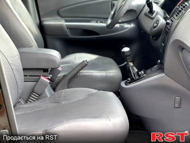 Хендай Туксон, объемом двигателя 2 л и пробегом 144 тыс. км за 7600 $, фото 4 на Automoto.ua