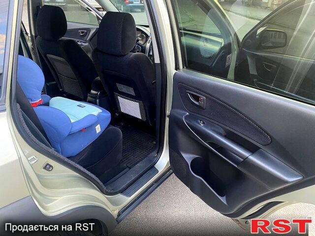 Хендай Туксон, объемом двигателя 2 л и пробегом 226 тыс. км за 7950 $, фото 6 на Automoto.ua