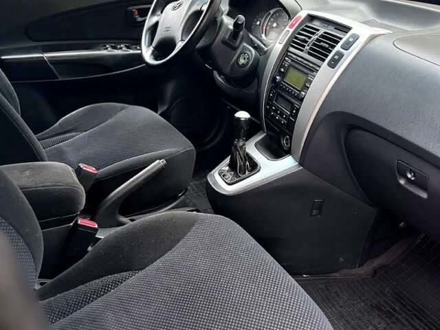 Хендай Туксон, объемом двигателя 2 л и пробегом 315 тыс. км за 7499 $, фото 5 на Automoto.ua