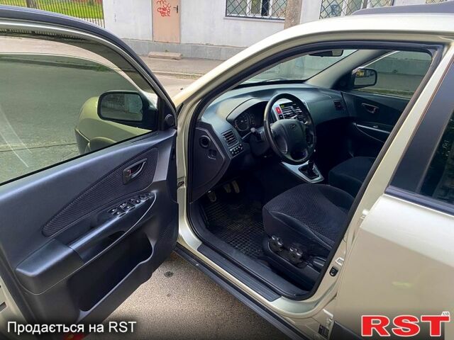 Хендай Туксон, объемом двигателя 2 л и пробегом 226 тыс. км за 7950 $, фото 4 на Automoto.ua