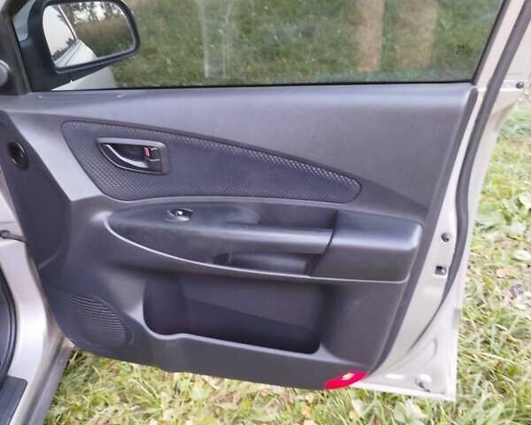 Хендай Туксон, объемом двигателя 2 л и пробегом 255 тыс. км за 7950 $, фото 10 на Automoto.ua