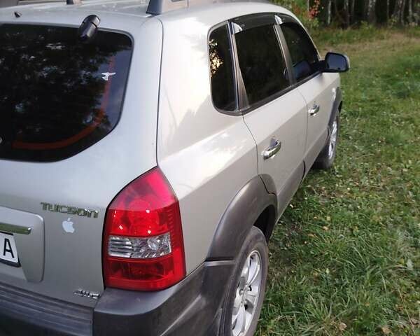 Хендай Туксон, объемом двигателя 2 л и пробегом 255 тыс. км за 7950 $, фото 8 на Automoto.ua