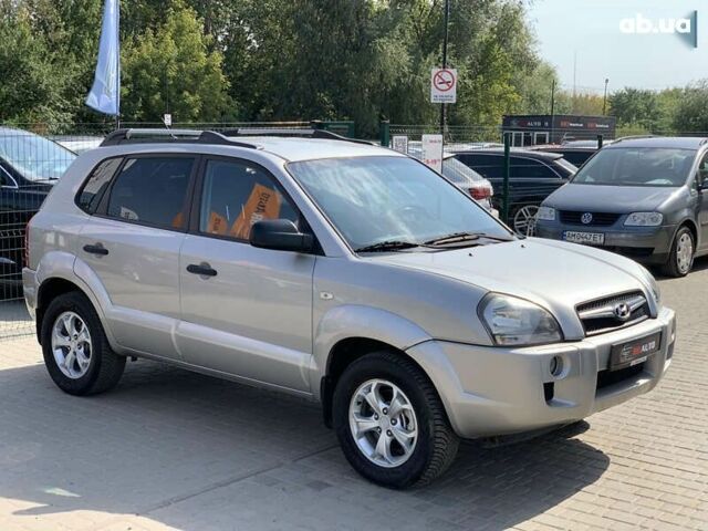 Хендай Туксон, объемом двигателя 2 л и пробегом 196 тыс. км за 7955 $, фото 7 на Automoto.ua