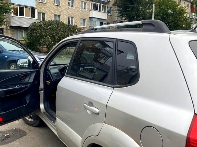 Хендай Туксон, объемом двигателя 2 л и пробегом 192 тыс. км за 4150 $, фото 7 на Automoto.ua