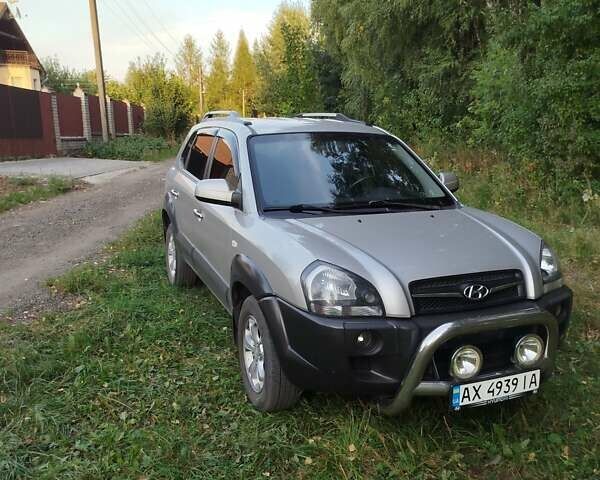 Хендай Туксон, объемом двигателя 2 л и пробегом 255 тыс. км за 7950 $, фото 1 на Automoto.ua