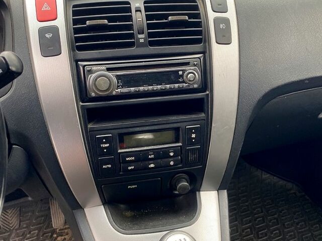 Хендай Туксон, объемом двигателя 2 л и пробегом 192 тыс. км за 4150 $, фото 3 на Automoto.ua