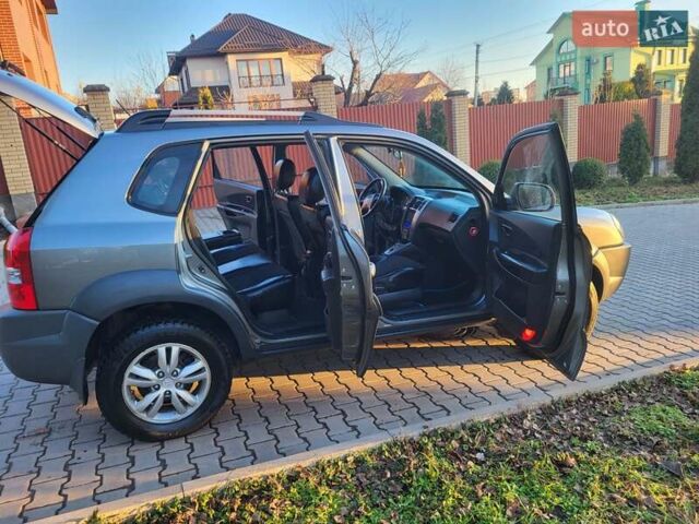 Хендай Туксон, объемом двигателя 2 л и пробегом 213 тыс. км за 10400 $, фото 52 на Automoto.ua