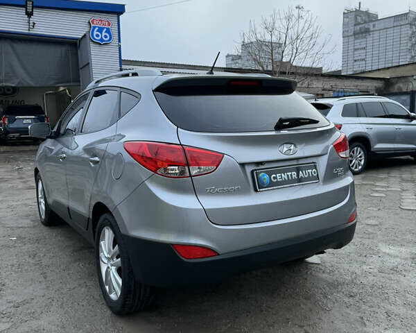 Хендай Туксон, объемом двигателя 2 л и пробегом 187 тыс. км за 14700 $, фото 2 на Automoto.ua