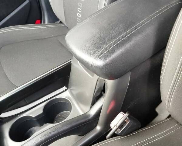 Хендай Туксон, объемом двигателя 1.6 л и пробегом 211 тыс. км за 11600 $, фото 31 на Automoto.ua
