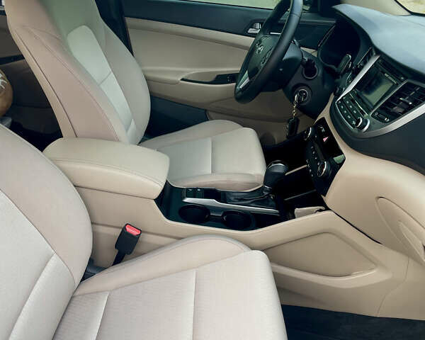 Хендай Туксон, объемом двигателя 2 л и пробегом 70 тыс. км за 16800 $, фото 12 на Automoto.ua