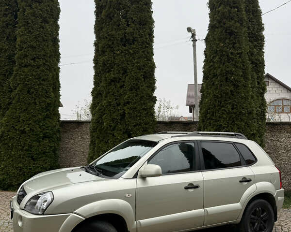 Жовтий Хендай Туксон, об'ємом двигуна 1.98 л та пробігом 192 тис. км за 6800 $, фото 2 на Automoto.ua