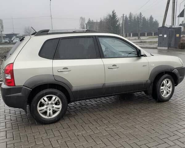 Желтый Хендай Туксон, объемом двигателя 2 л и пробегом 207 тыс. км за 8200 $, фото 3 на Automoto.ua