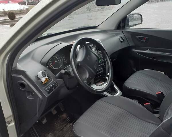 Желтый Хендай Туксон, объемом двигателя 2 л и пробегом 207 тыс. км за 8200 $, фото 12 на Automoto.ua