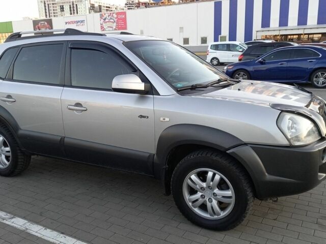 Серый Хендай Туксон, объемом двигателя 2 л и пробегом 207 тыс. км за 7500 $, фото 2 на Automoto.ua