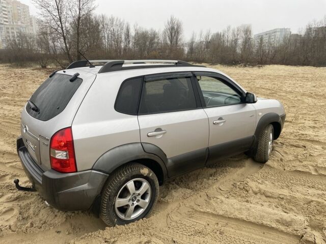 Серый Хендай Туксон, объемом двигателя 2 л и пробегом 267 тыс. км за 4300 $, фото 1 на Automoto.ua