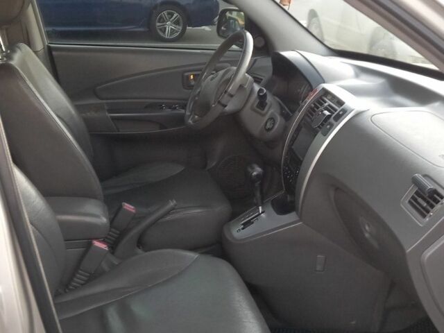 Серый Хендай Туксон, объемом двигателя 2 л и пробегом 207 тыс. км за 7500 $, фото 4 на Automoto.ua