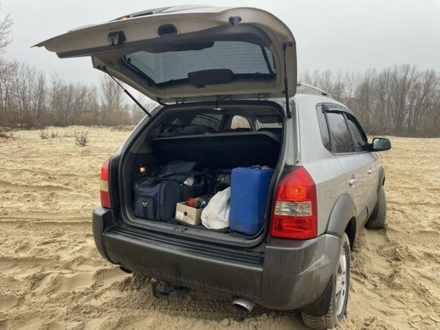 Серый Хендай Туксон, объемом двигателя 2 л и пробегом 267 тыс. км за 4300 $, фото 22 на Automoto.ua