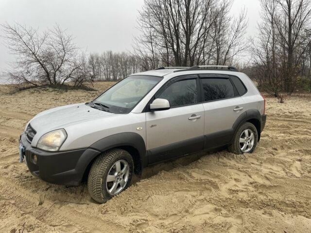 Серый Хендай Туксон, объемом двигателя 2 л и пробегом 267 тыс. км за 4300 $, фото 2 на Automoto.ua