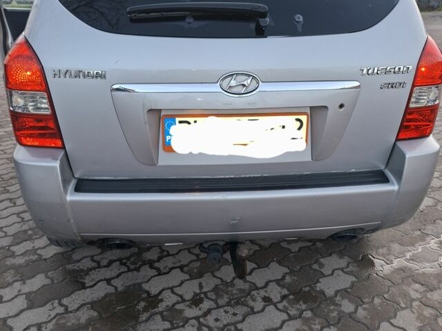 Серый Хендай Туксон, объемом двигателя 2 л и пробегом 320 тыс. км за 4200 $, фото 2 на Automoto.ua